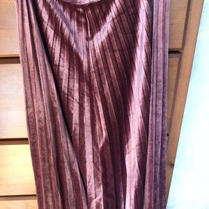 Velvet pink pleated skirt